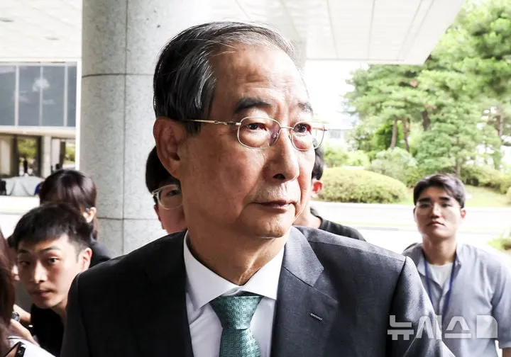 내란 동조 혐의를 받는 한덕수 전 국무총리가 내란 특검팀의 소환조사를 마치고 귀가했다. 한 전 총리는 취채진의 질문에 아무런 답을 하지 않고 청사를 빠져나갔다. 사진은 한전 총리가 2일 서울 서초구 서울고검에 마련된 내란특검 사무실에 조사를 받기 위해 출석하는 모습. 2025.07.02 / 뉴시스