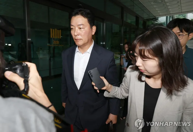 내란특검 출석하는 김성훈 전 경호처 차장 / 연합뉴스