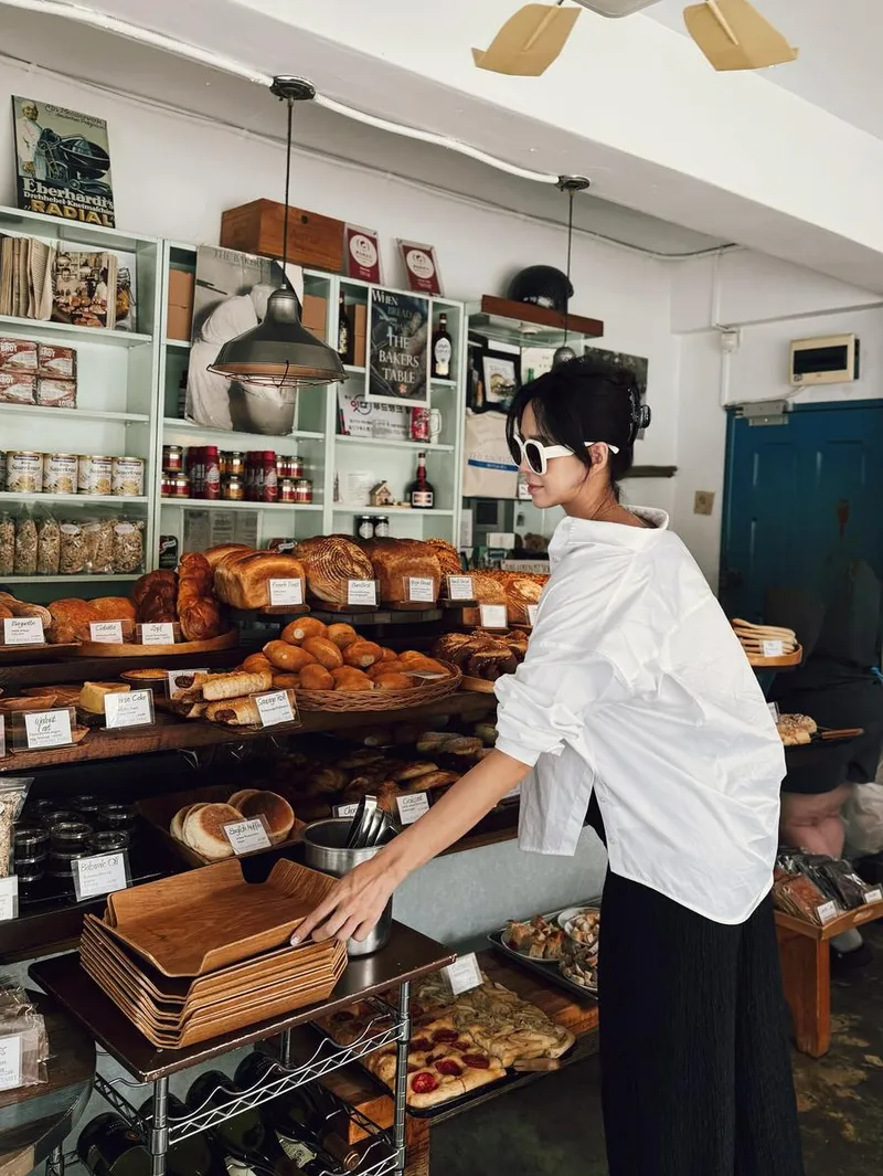 “달고 반짝이는 유혹에 이끌려”…지소연, 여름 아침→평온한 빵집 산책 / 배우 지소연 인스타그램