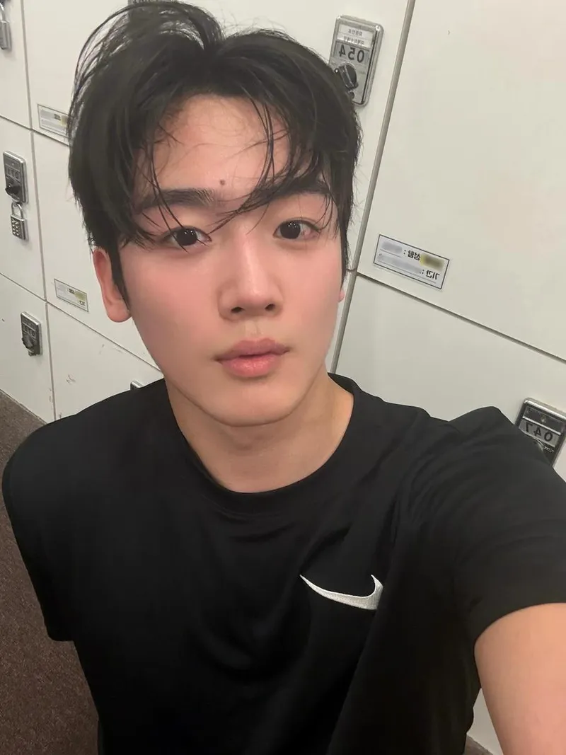 “땀에 젖은 여름의 순간”…김요한, 운동 후 청량→생생한 현실 미남 / 위아이 김요한 인스타그램