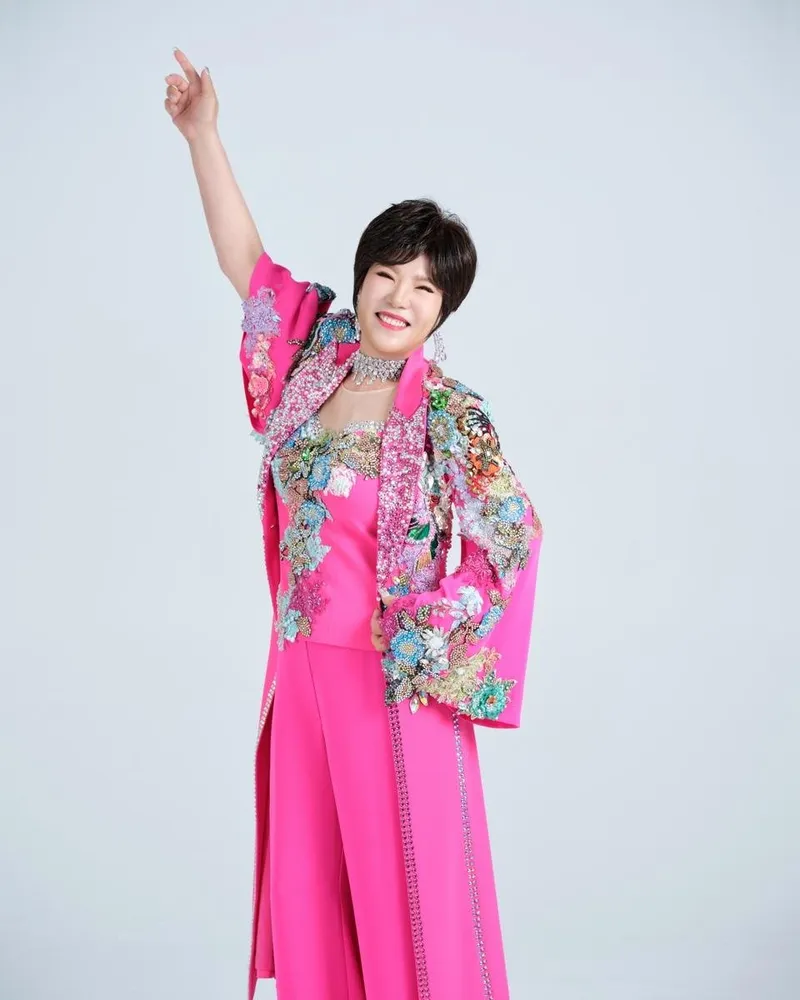 “김연자·영탁 파격 듀엣”…‘주시고’로 세대 넘나드는 여름 트로트→팬심 자극 / 어비스컴퍼니, 초이크리에이티브랩
