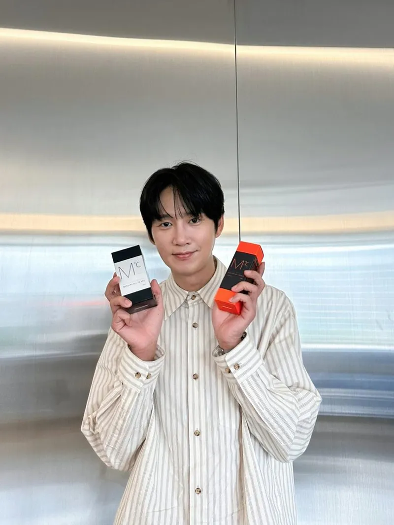 “은은한 여름 미소”…박성훈, 밝은 스트라이프 셔츠→청량함 빛난 근황 / 배우 박성훈 인스타그램