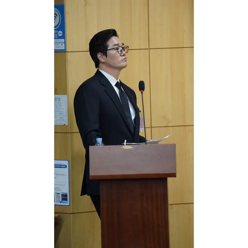 “단정한 정장 위 단단한 눈빛”…유지태, 엄숙한 공간→침묵의 무게 / 배우 유지태 인스타그램