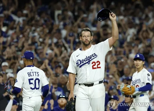 “3천 탈삼진 금자탑”…커쇼, 다저스 역전승→MLB 20번째 대기록 / 연합뉴스