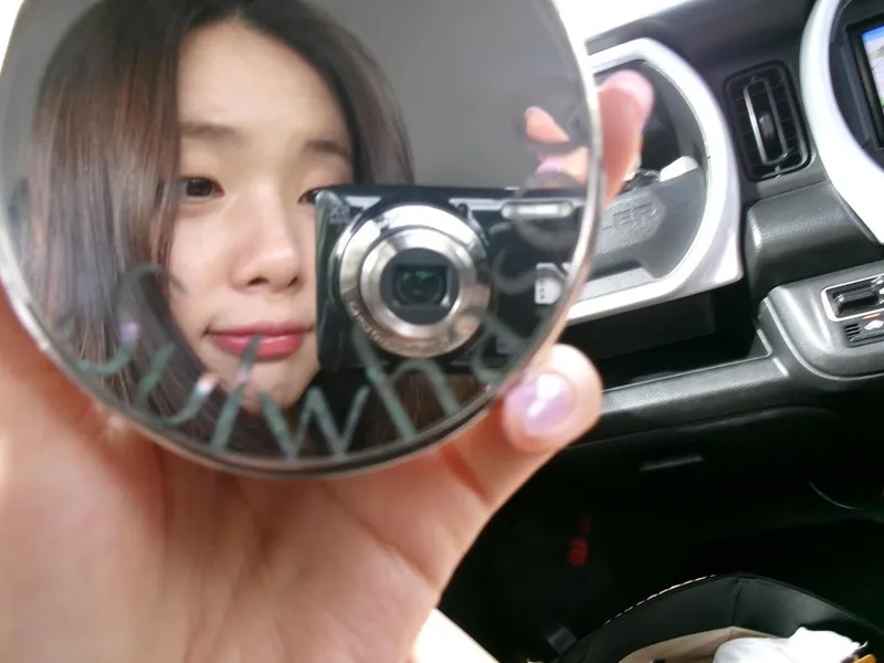 “거울 너머로 스며드는 여름”…민경아, 투명한 시선→감성 셀카 / 뮤지컬배우 민경아 인스타그램