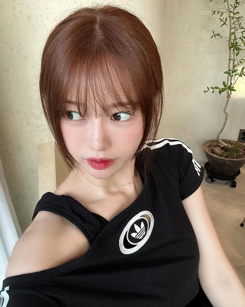 “묶머? 푼머? 고민 담은 시선”…이아영, 여름 오후→청량한 뉴룩 / 치어리더 이아영 인스타그램