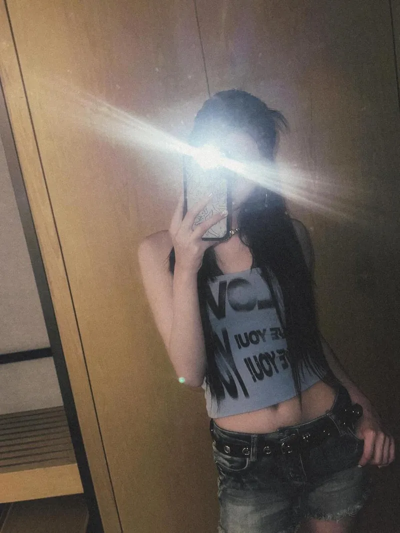 “빛나는 순간을 담아…” 에버글로우 이런, 거울 셀카 속 여름→자유로움 드러낸 변화 / 걸그룹 에버글로우 이런 인스타그램