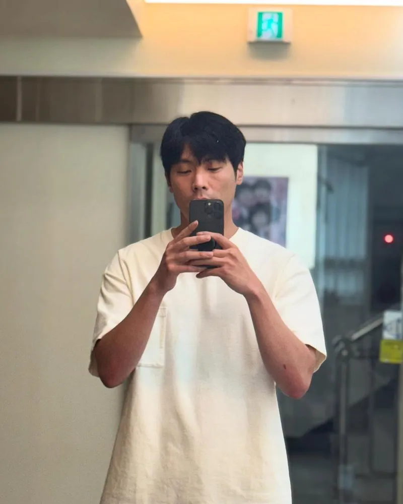 “검은 머리로 돌아온 순간”…최다니엘, 고요한 변화→여름 거울 셀피 / 배우 최다니엘 인스타그램