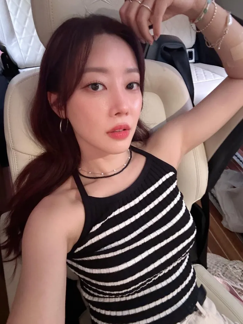 “덥다”…고우리, 한여름 오후의 고백→청량 미모로 시선 압도 / 배우 고우리 인스타그램