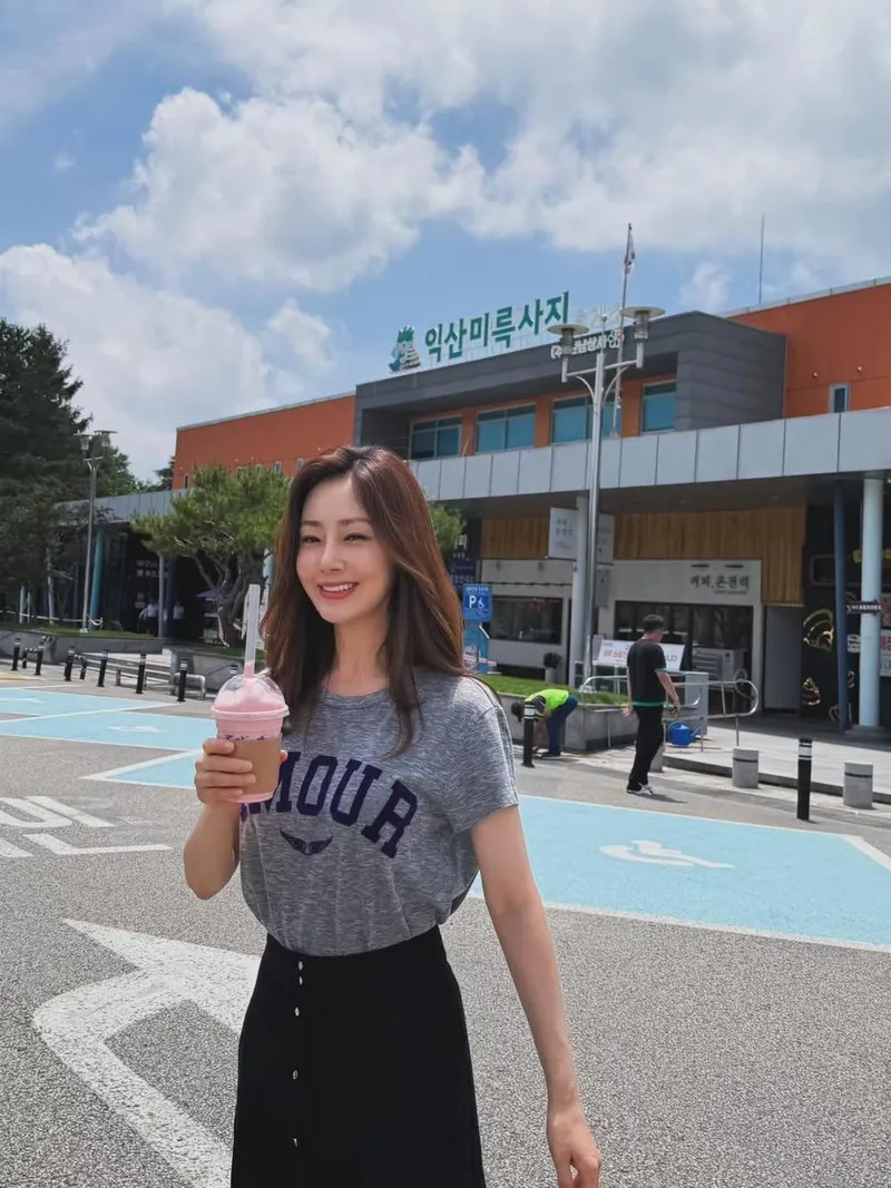 “딸기요거트처럼 상큼하게”…오나라, 여름 햇살 아래 여유→휴게소 미소 / 배우 오나라 인스타그램