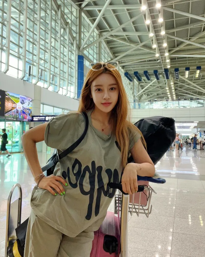 “잘다녀오겠습니당”…서인아, 여행 설렘→공항에서 담은 여름 소감 / 가수 서인아 인스타그램